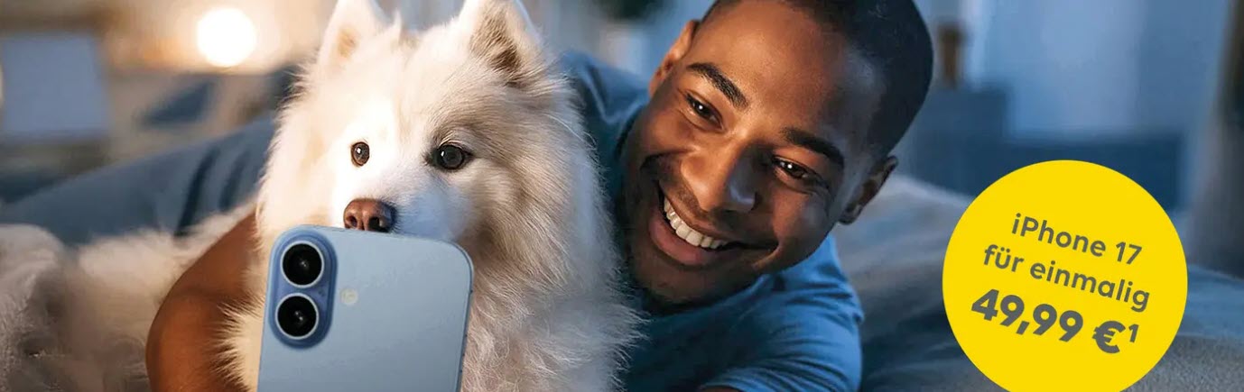 Weißer Hund blickt auf ein hellblaues iPhone 17, gehalten von einer Person, im Hintergrund unscharf. Gelber Kreis mit Text 'iPhone 17 für einmalig 49,99 €¹'